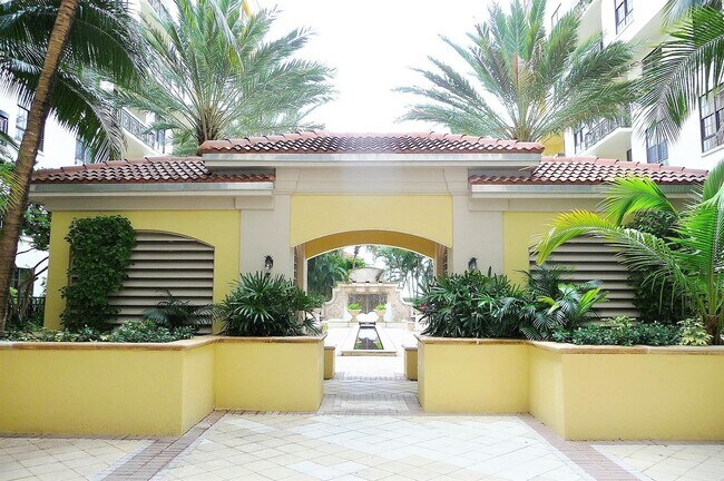 Building Photo - 801 S Olive Ave