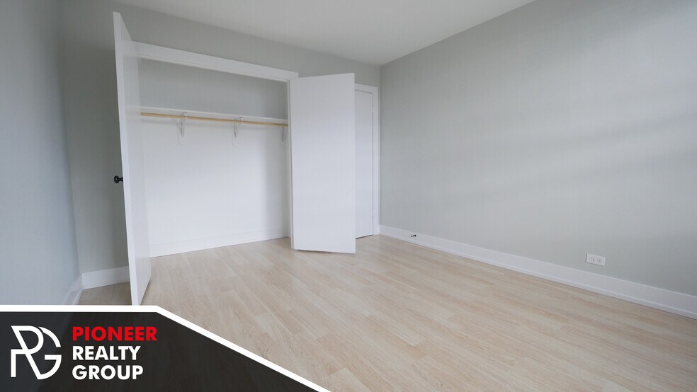 Building Photo - 429 W Wellington Ave