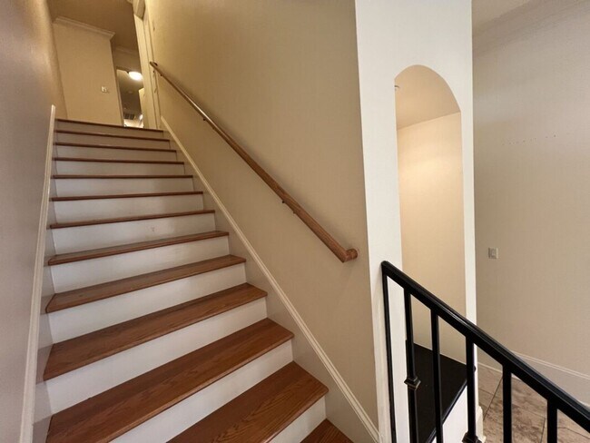 Building Photo - Elegant Two-Story Home with Outdoor Kitchen in Desirable Shadows Lake