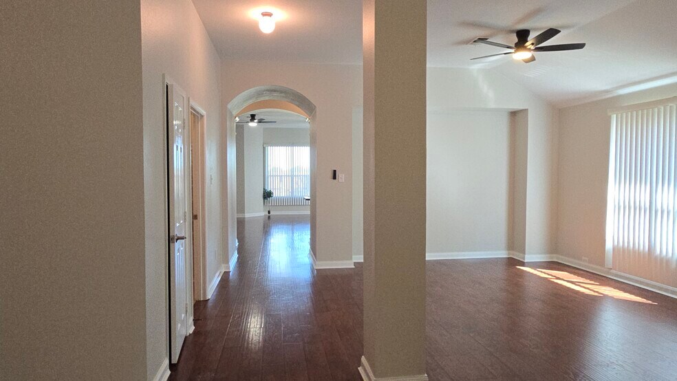 Building Photo - 6800 Oak Falls Dr
