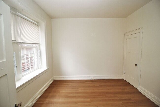 Building Photo - 6 E Read St