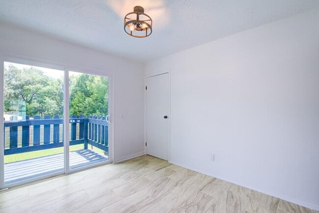 Building Photo - 402 Tresvant Dr