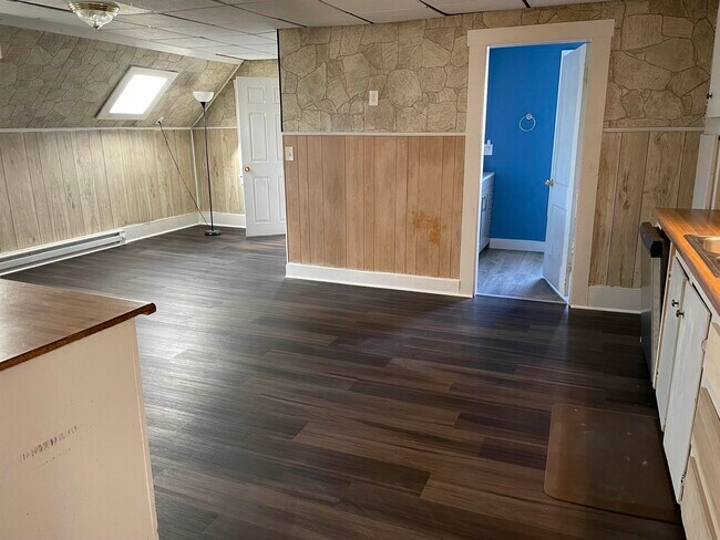 Building Photo - 390 Cedar St