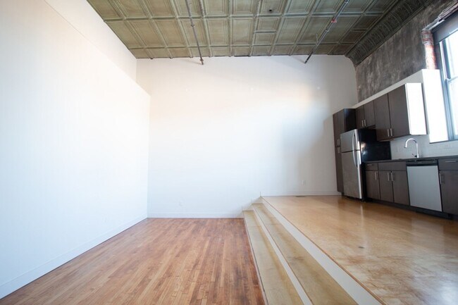 Building Photo - Spacious Loft