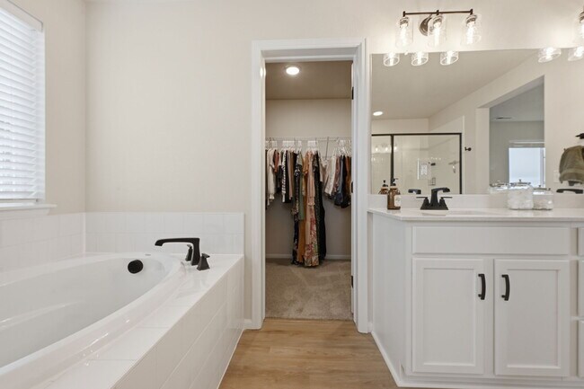 Building Photo - 5765 Mammoth Ln