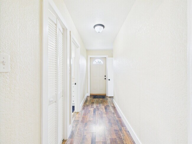 Building Photo - Move-in Ready 3/2