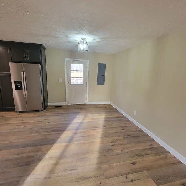 Building Photo - 3/2 Single Family- Full Unfinished Basement- Renovated House