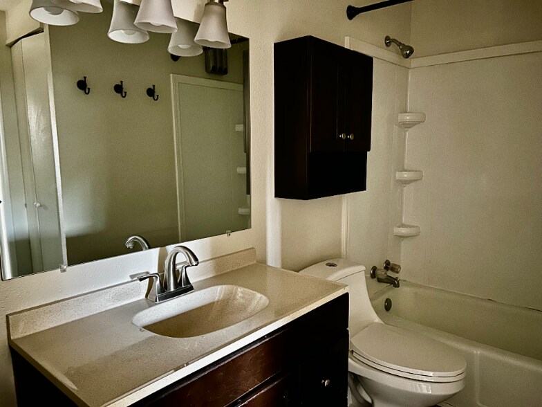 Building Photo - 1115 N Texas St