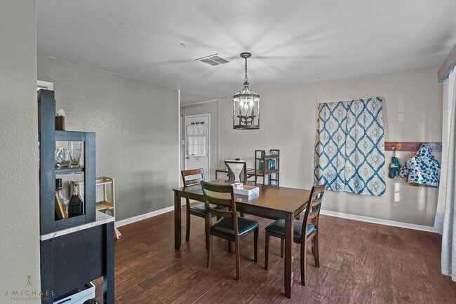 Building Photo - 5520 Knollcrest Dr