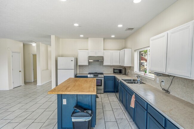 Building Photo - 9641 Weldridge Dr