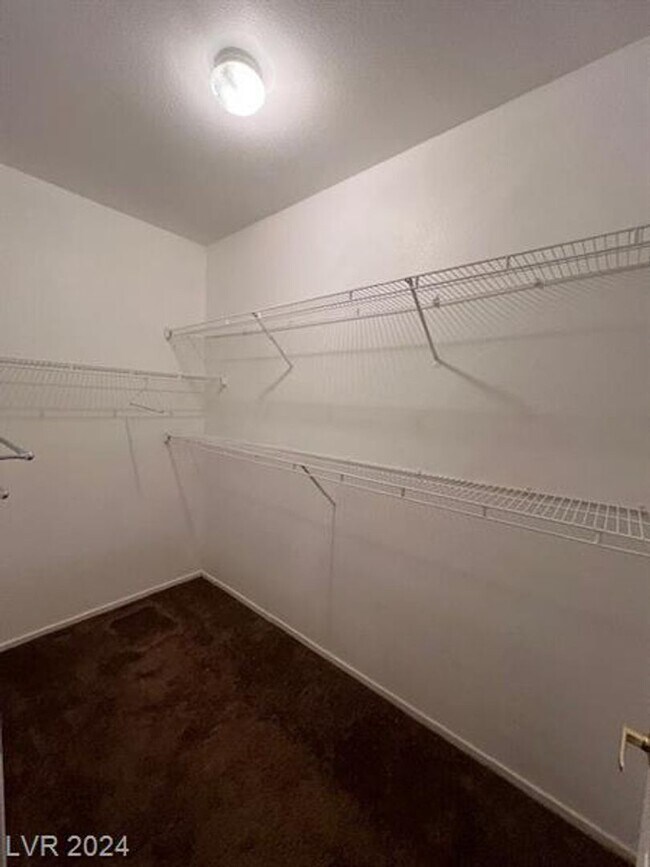 Building Photo - Gated Community / One Bedroom / 1 Car Garage