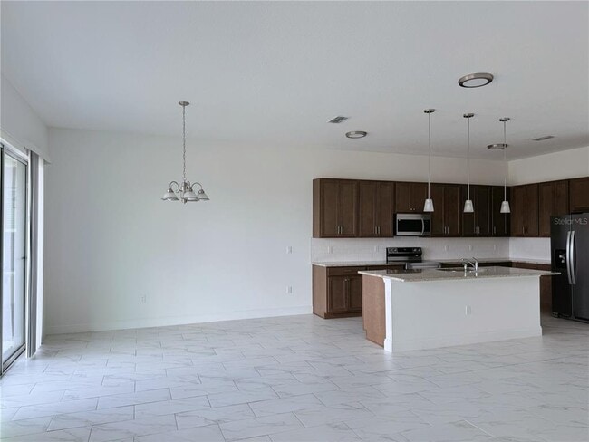 Building Photo - 725 Dennis Ave