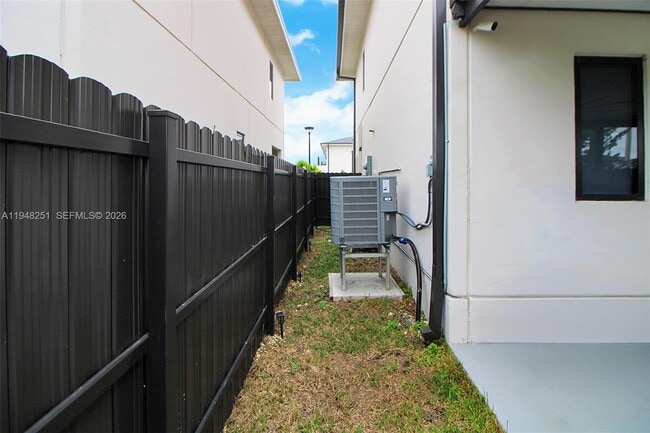 Building Photo - 320 NW 13th Ct