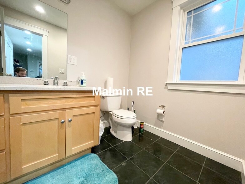 Building Photo - 27 Iroquois St