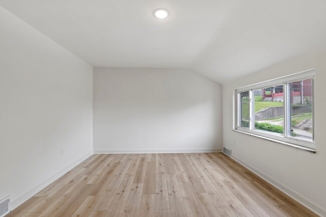 Building Photo - READY FOR MOVE IN! Fully RENOVATED 2-bedroom in Carrick!