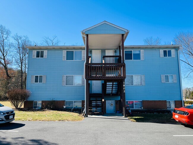 Building Photo - * RE-RENTAL AVAILABLE 6/16/26 * 3 Bedroom, 2 Bath Apartment