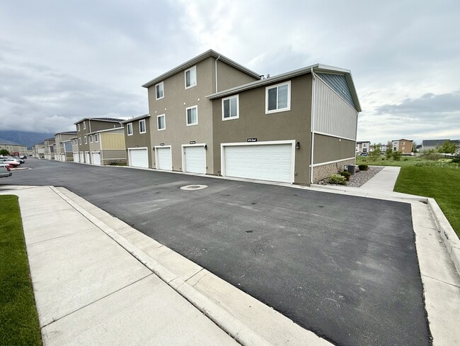 Building Photo - 676 E 550 S