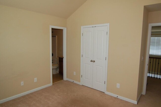 Building Photo - 2145 Manor View