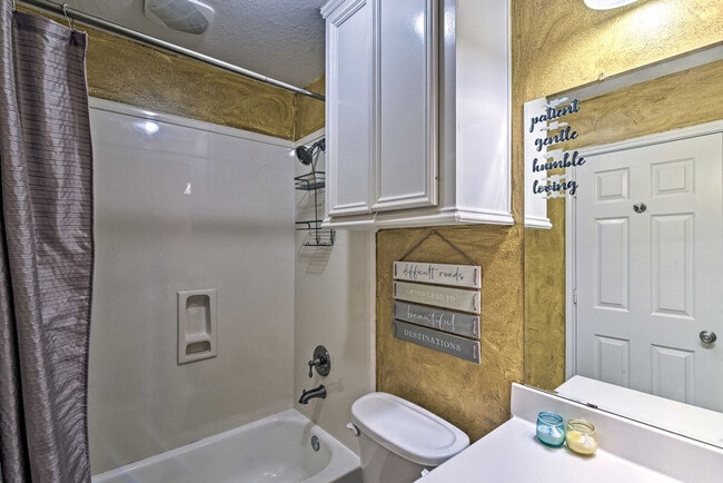 Building Photo - 2735 Broadway St