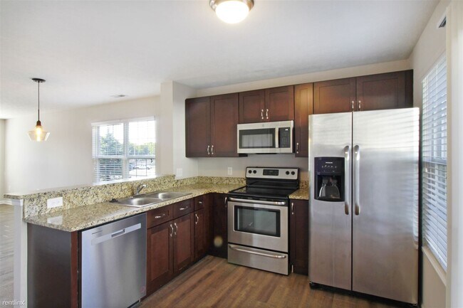 Building Photo - 2 br, 1.5 bath Townhome - 57 High Street 8