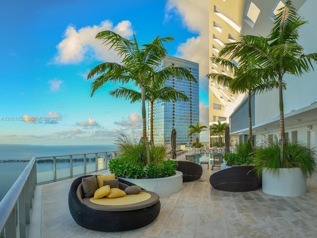 Building Photo - 1300 Brickell Bay Dr