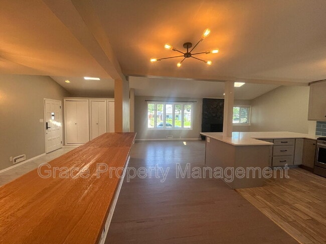 Building Photo - 4890 E Kansas Dr