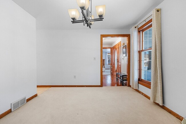 Building Photo - 5 BEDROOM 4.5 BATH PRIVATE BACKYARD