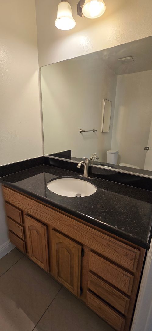Building Photo - Centrally Located Redlands Townhome