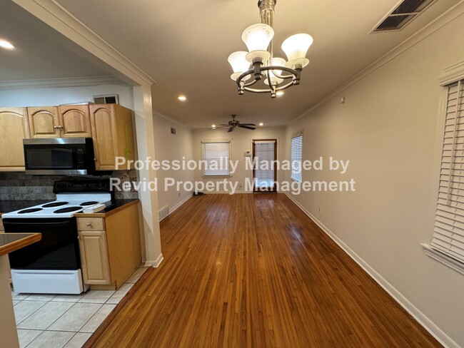 Building Photo - Updated 3 bedroom 2 bathroom home in East Memphis!