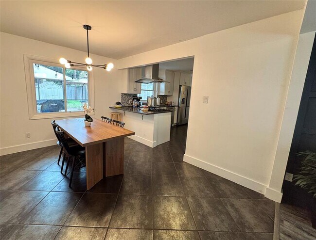 Building Photo - 2805 Silverway Dr