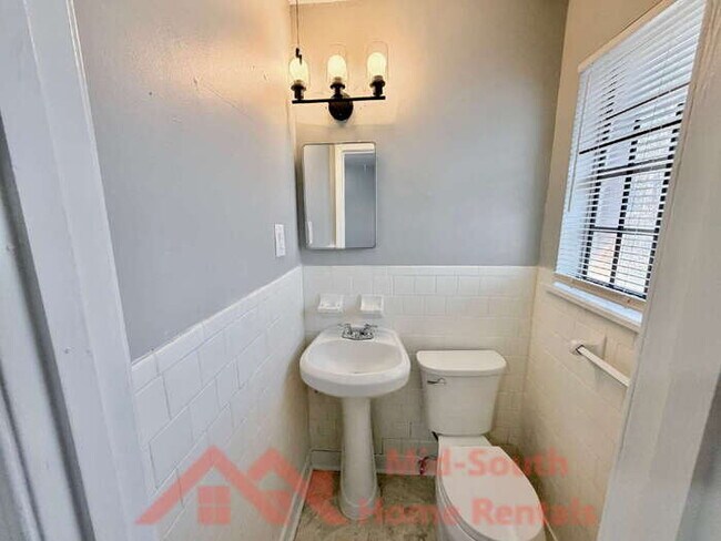 Building Photo - 2054 Benford St