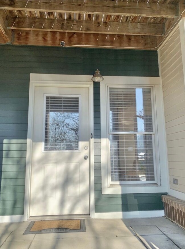 Building Photo - 2 BEDROOM 2.5 BATH TOWNHOME WITH DOWNTOWN ...