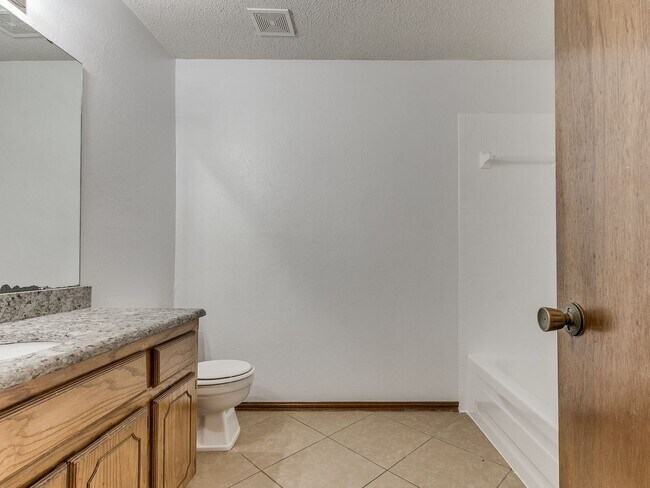 Building Photo - 3 Bed 2 bath!