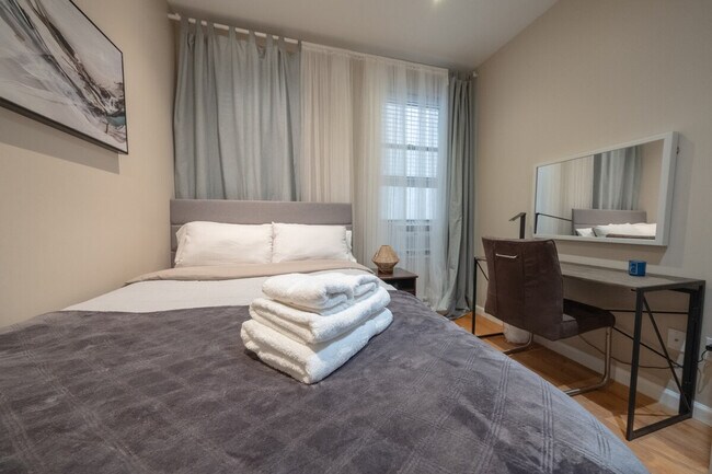 Building Photo - 5 W 101st St