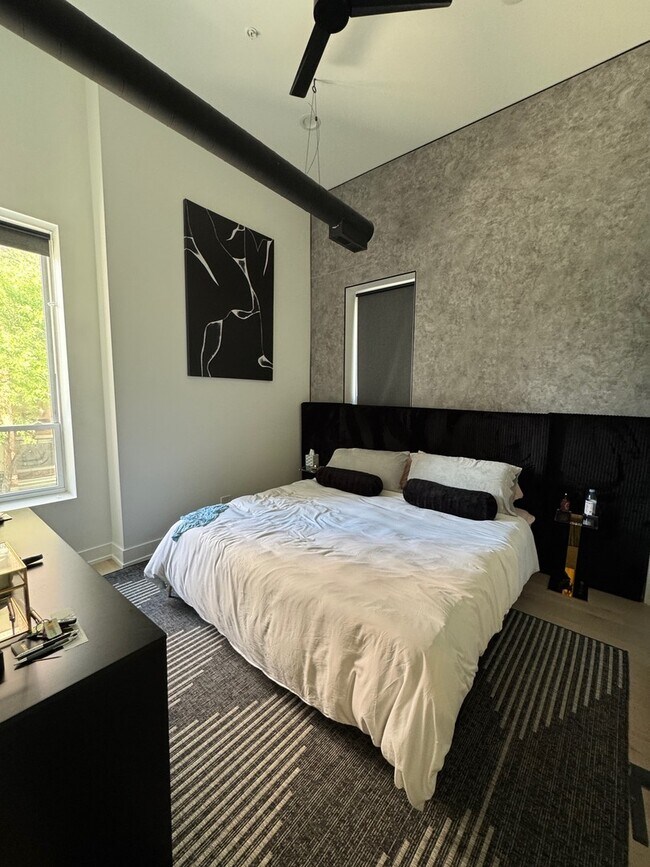 Building Photo - 77 W Chestnut St