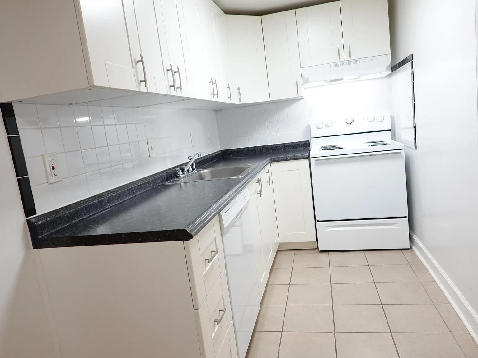 Building Photo - 910 Kennebec Ave