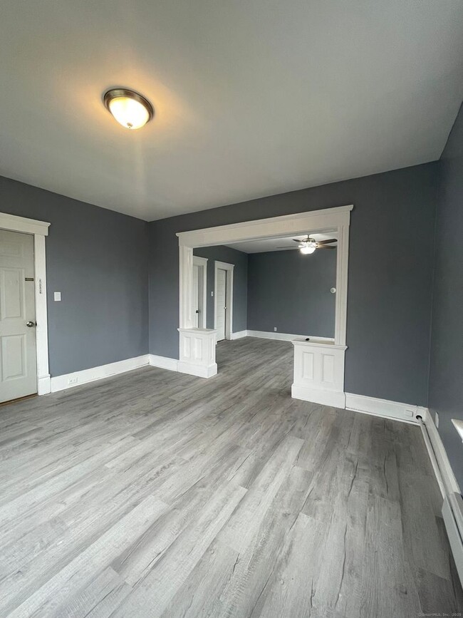 Building Photo - Spacious 4-bedroom, 1-bathroom first-Floor...