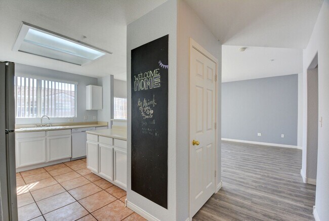Building Photo - Beautiful / Spacious / Two Bedroom Condo /...