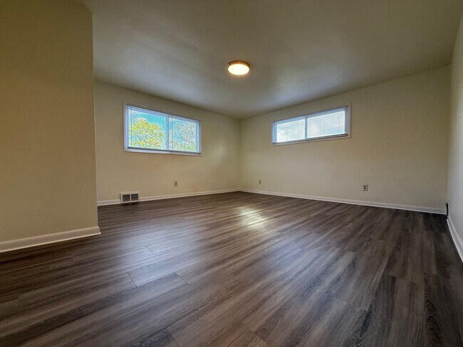 Building Photo - Newly updated 2BR house with yard, off str...