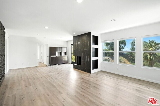 Building Photo - 5128 Llano Dr