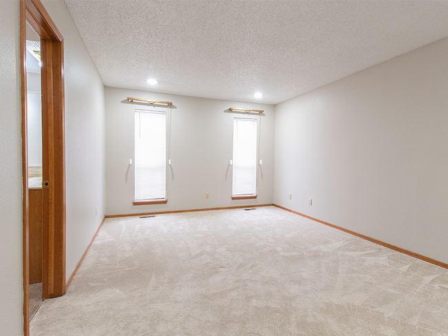 Building Photo - Spacious 3BD/2.5 BTH 2 Car Garage, Minutes from Tinker AFB