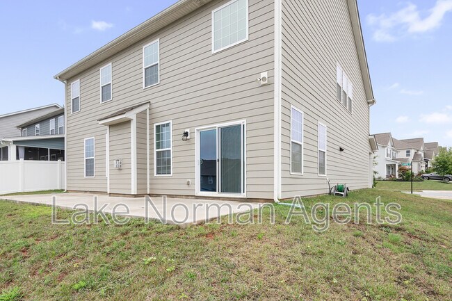 Building Photo - 196 Longleaf Dr