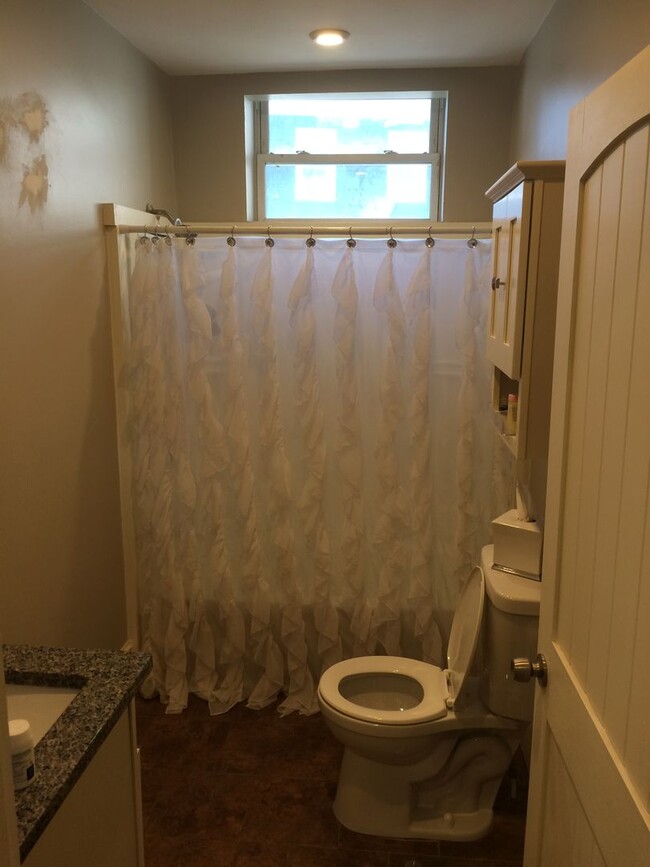 Building Photo - Nicely renovated 1 bed unit with all utili...