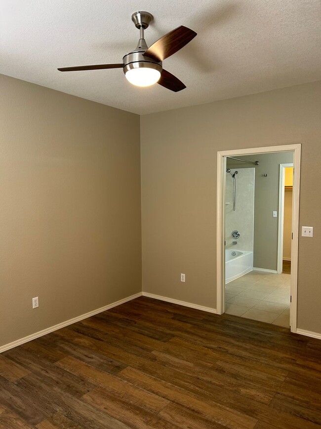 Building Photo - Stunning Condo | 2 Bed / 2 Bath | Garage |...