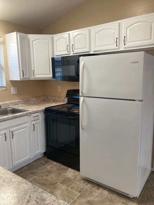 Building Photo - (HAI) Cozy 2-Bedroom, 1-Bathroom Home!