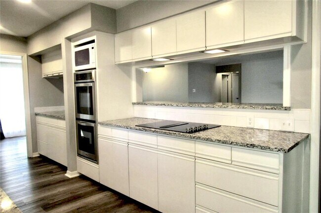 Building Photo - 2913 Ridgedale Dr