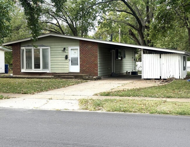 Primary Photo - Florissant - 3 Bed 1-1/2 Bath with Partial...