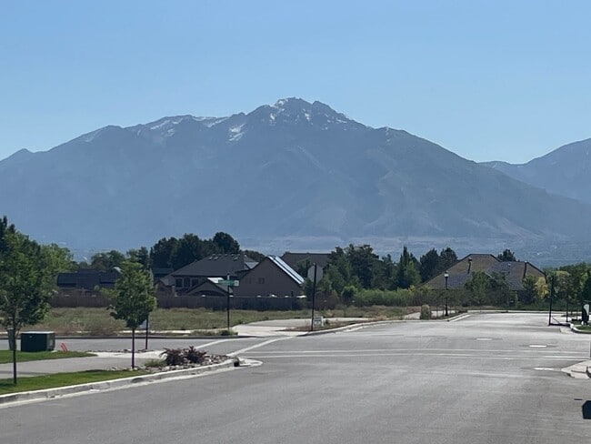 Building Photo - Beautiful Poolside Townhome at Mountain Ridge!