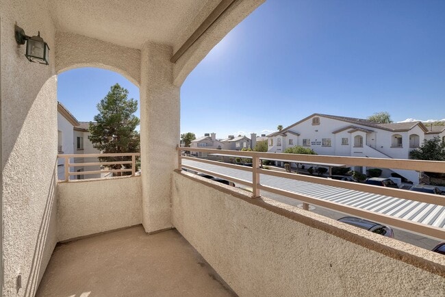 Building Photo - Gated 2 Bedroom 2 Bath Condo on the Second...