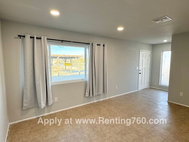 Building Photo - Newly Remodeled 2 Bed 1 Bath Near Downtown!